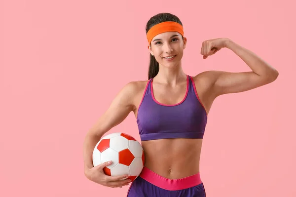 Спортивная Молодая Женщина Мячом Розовом Фоне — стоковое фото