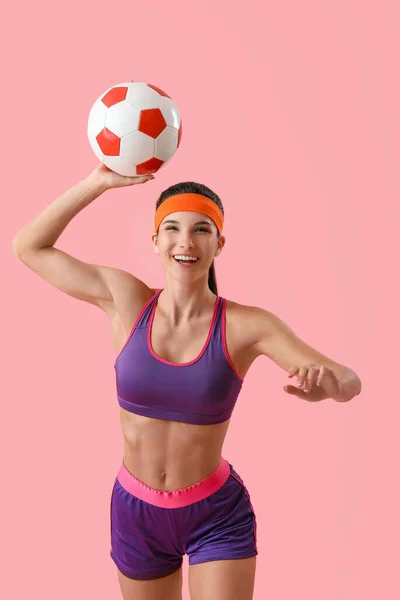 Sportieve Jonge Vrouw Met Voetbal Roze Achtergrond — Stockfoto