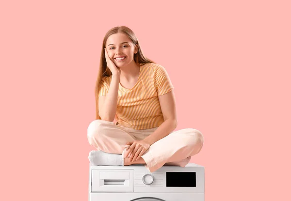 Красивая Молодая Женщина Сидит Стиральной Машине Розовом Фоне — стоковое фото