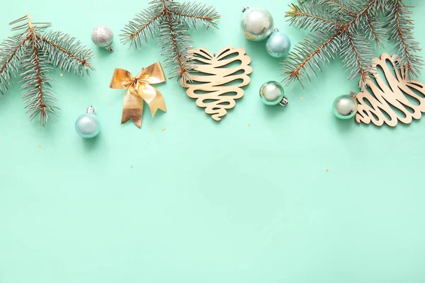 Branches Arbre Noël Avec Boules Arc Sur Fond Turquoise — Photo