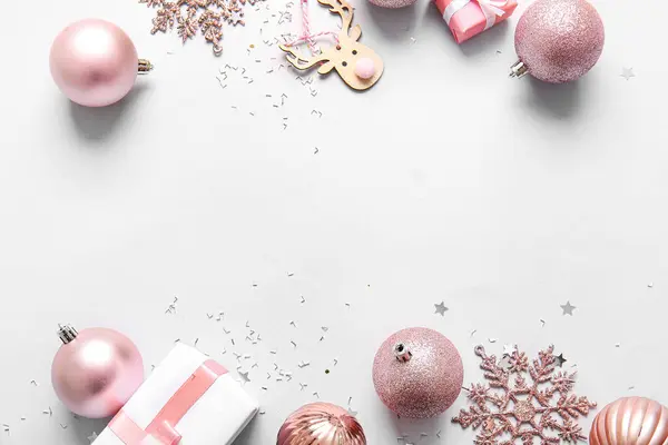 Kerstballen Sneeuwvlokken Geschenkdozen Lila Achtergrond — Stockfoto