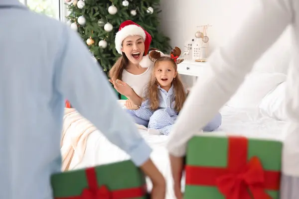 Happy Family Presents Bedroom Christmas Eve — Stock Photo, Image