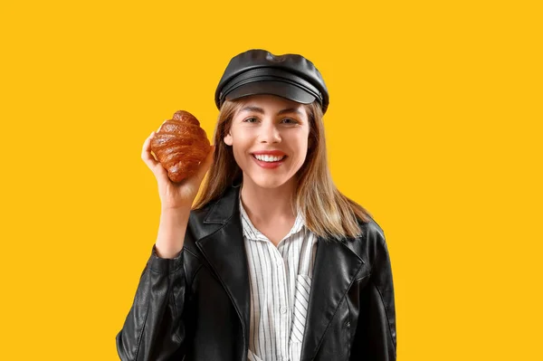 Vacker Ung Kvinna Med Välsmakande Croissant Gul Bakgrund — Stockfoto