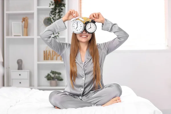 Ευτυχισμένη Νεαρή Γυναίκα Πιτζάμες Ξυπνητήρια Στο Κρεβάτι Στο Σπίτι — Φωτογραφία Αρχείου
