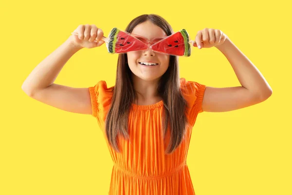 Szczęśliwa Dziewczynka Lizakami Kształcie Plasterków Arbuza Żółtym Tle — Zdjęcie stockowe