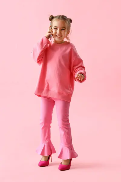 Симпатична Маленька Дівчинка Підборах Розмовляє Мобільним Телефоном Рожевому Фоні — стокове фото