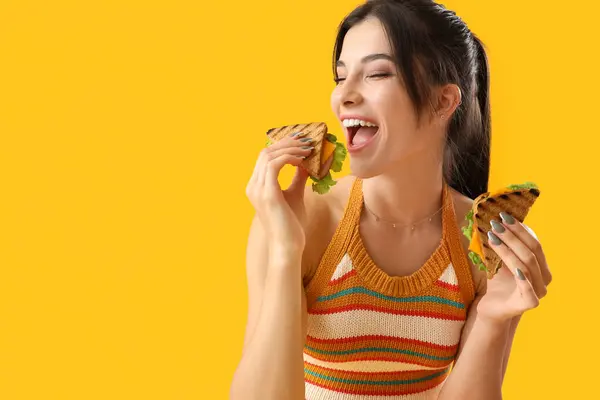 Молода Жінка Смачними Бутербродами Жовтому Тлі Крупним Планом — стокове фото