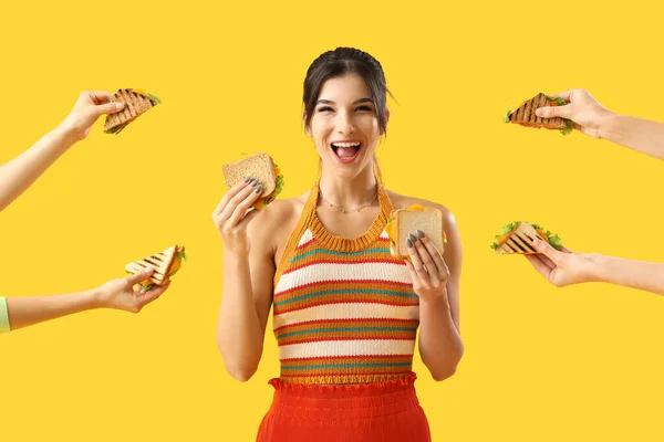 Joyeux Jeune Femme Les Mains Avec Savoureux Sandwichs Sur Fond — Photo