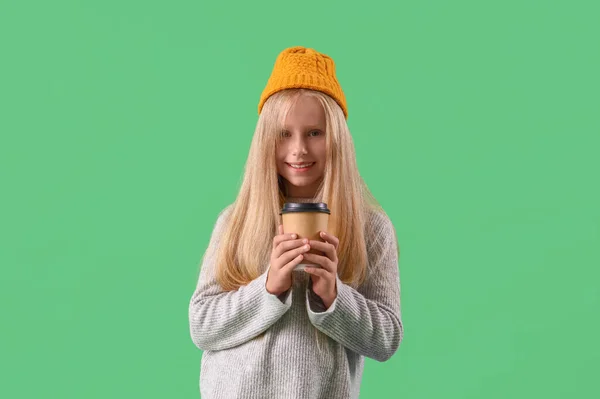 Маленька Дівчинка Чашкою Какао Зеленому Фоні — стокове фото