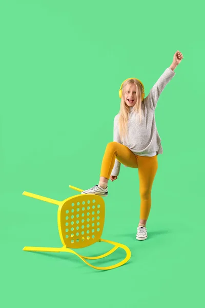 Petite Fille Dans Casque Avec Chaise Sur Fond Vert — Photo