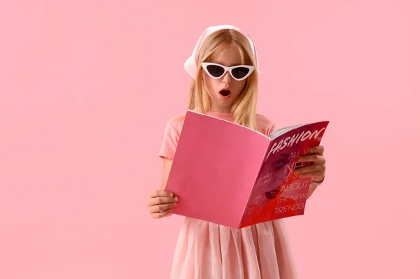Niña Leyendo Revista Moda Sobre Fondo Rosa —  Fotos de Stock