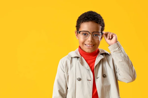 Afroamerykanin Chłopiec Okularach Żółtym Tle — Zdjęcie stockowe