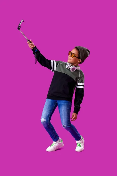 Афро Американский Мальчик Мобильным Телефоном Делает Селфи Фиолетовом Фоне — стоковое фото