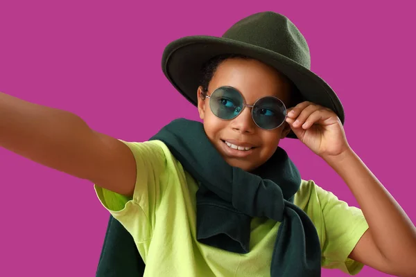 Afroamerykanin Mały Chłopiec Kapeluszu Okularach Robienie Selfie Fioletowym Tle Zbliżenie — Zdjęcie stockowe