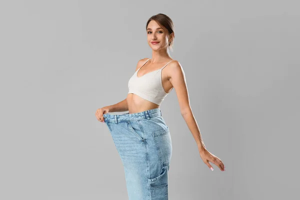 Schöne Junge Frau Lockeren Jeans Auf Grauem Hintergrund Konzept Zur — Stockfoto