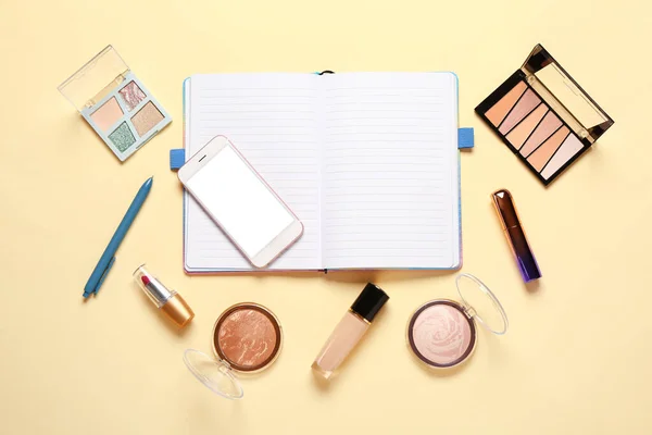 Kompozycja Kosmetykami Makijażu Nowoczesnym Telefonem Komórkowym Notebookiem Beżowym Tle — Zdjęcie stockowe