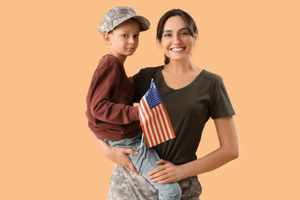 Menino Com Bandeira Dos Eua Sua Mãe Militar Fundo Bege — Fotografia de Stock