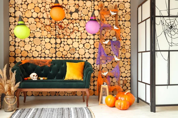 Interiér Obývacího Pokoje Zdobený Halloween Zelenou Pohovkou Žebříkem — Stock fotografie