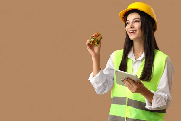 Female Worker Tablet Computer Tasty Sandwich Color Background — Stock Photo, Image