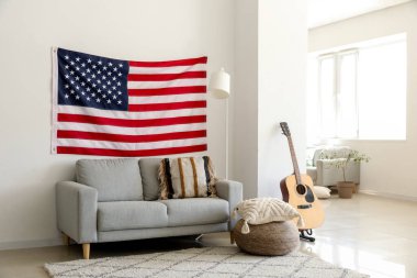 Modern oturma odasının içinde Amerikan bayrağı asılı.