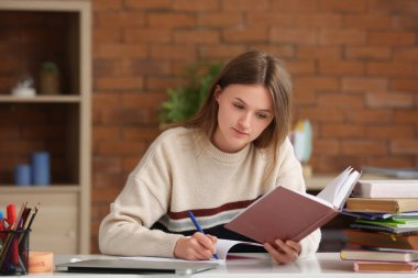 Evde ders alan genç bir kız.