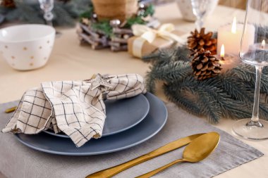 Noel sofrasında mumlar ve köknar dallarıyla