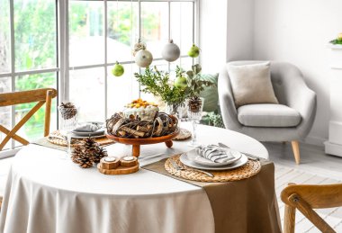 Modern oturma odasında Noel yemeği için şenlik masası.