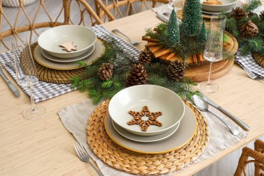 Köknar dalları ve çam kozalakları ile Noel sofrası