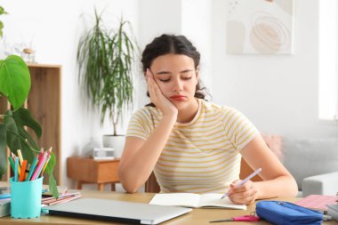 Evde ders alan kız öğrenci.