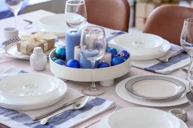 Yanan mumlar ve Noel toplarıyla şenlik masası.