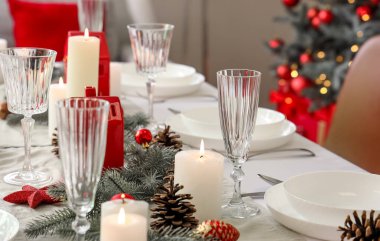 Evde Noel dekoruyla şenlik masası.