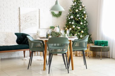 Aydınlık odada Noel dekoruyla şenlik masası.