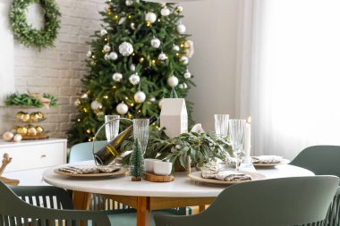 Evde Noel dekoruyla şenlik masası.