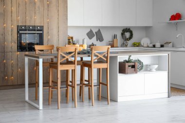 İçinde yanan mumlar ve Noel süslemeleri olan festival mutfağı.