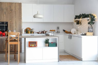 İçinde yanan mumlar ve Noel süslemeleri olan festival mutfağı.