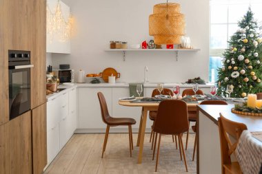 Noel ağacı ve yemek masası servis edilen festival mutfağı.