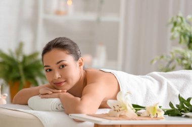 Kaplıca salonunda yatan genç bir kadın.