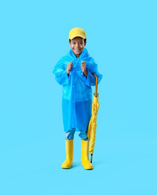Mavi arka planda Afro-Amerikalı küçük çocuk