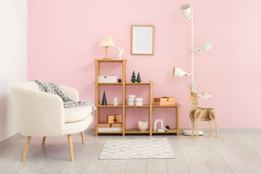 Beyaz kanepeli ve Noel dekorlu festival salonu.