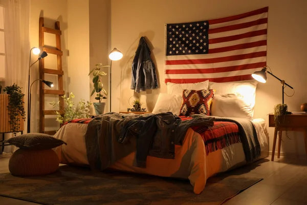 Interior Bedroom Usa Flag Glowing Lamps Evening — Stock Photo, Image