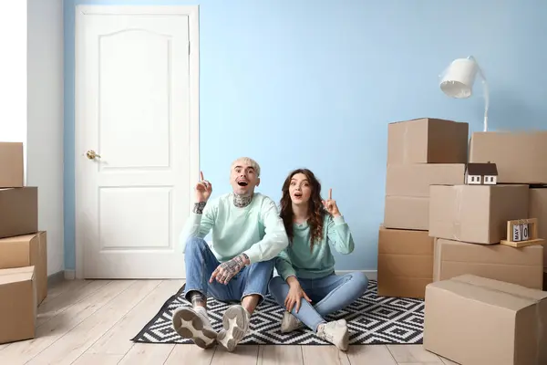 Young Couple Pointing Something Room Moving Day — Stock Photo, Image