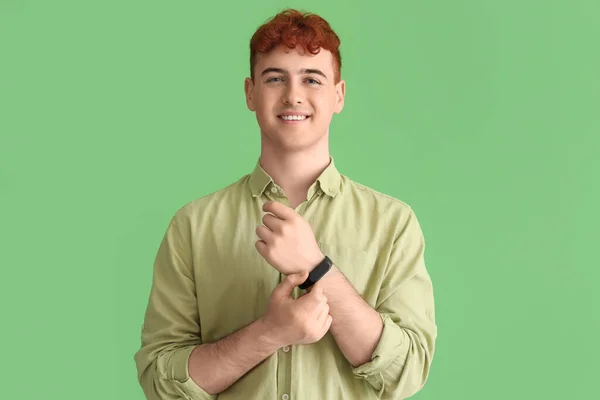Junger Rotschopf Mit Smartwatch Auf Grünem Hintergrund — Stockfoto