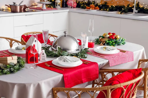 Χριστουγεννιάτικο Τραπέζι Στεφάνια Διακοσμητικά Και Μπουρνούζια — Φωτογραφία Αρχείου