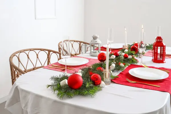 赤いテーブルクロス ろうそく マシュマロおよびクリスマスの装飾が付いているお祝いのテーブルの設定 — ストック写真