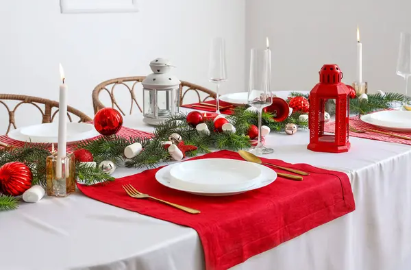摆设节日餐桌 有干净的盘子 餐具和圣诞装饰品 — 图库照片