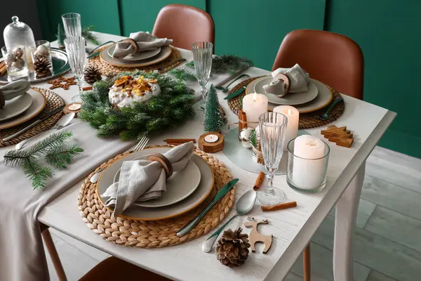 Festliche Tischdekoration Mit Tellern Gefalteten Servietten Und Weihnachtsdekoration — Stockfoto