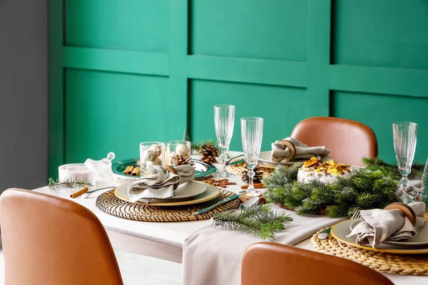 Festliche Tischdekoration Mit Weihnachtsdekoration Kuchen Und Tellern — Stockfoto