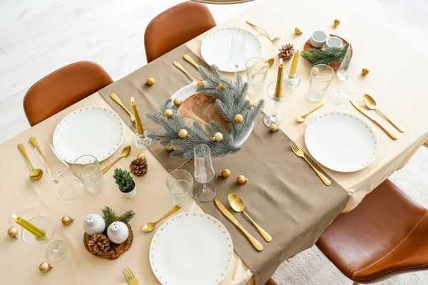 Festliche Tischdekoration Mit Tannenzweigen Und Weihnachtskugeln — Stockfoto