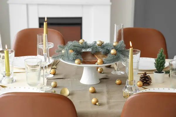 가지와 크리스마스 테이블 — 스톡 사진