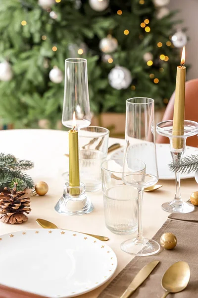 Festlig Dukning Med Brinnande Ljus Champagneglas Och Julinredning — Stockfoto